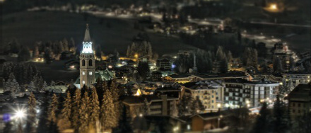 Cortina d'Ampezzo in notturna e tilt-shift